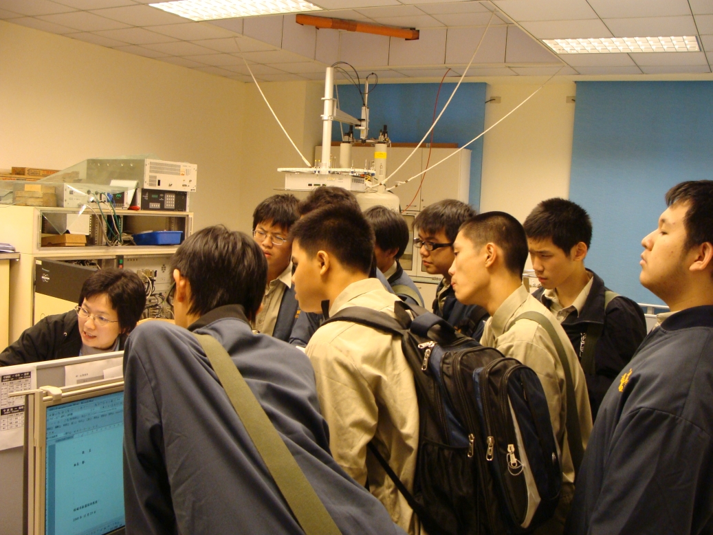 建中科學班學生參觀台大化學系實驗室