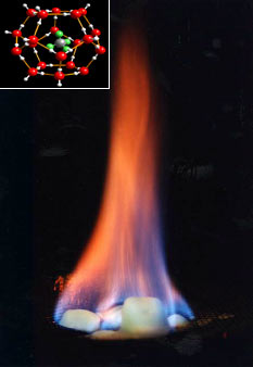 甲烷因加熱釋放而燃燒，水分溢出（美國地質調查所）。 嵌入圖：包合物結構© (Uni. Göttingen, GZG. Abt. Kristallographie). 來源：美國地質調查所