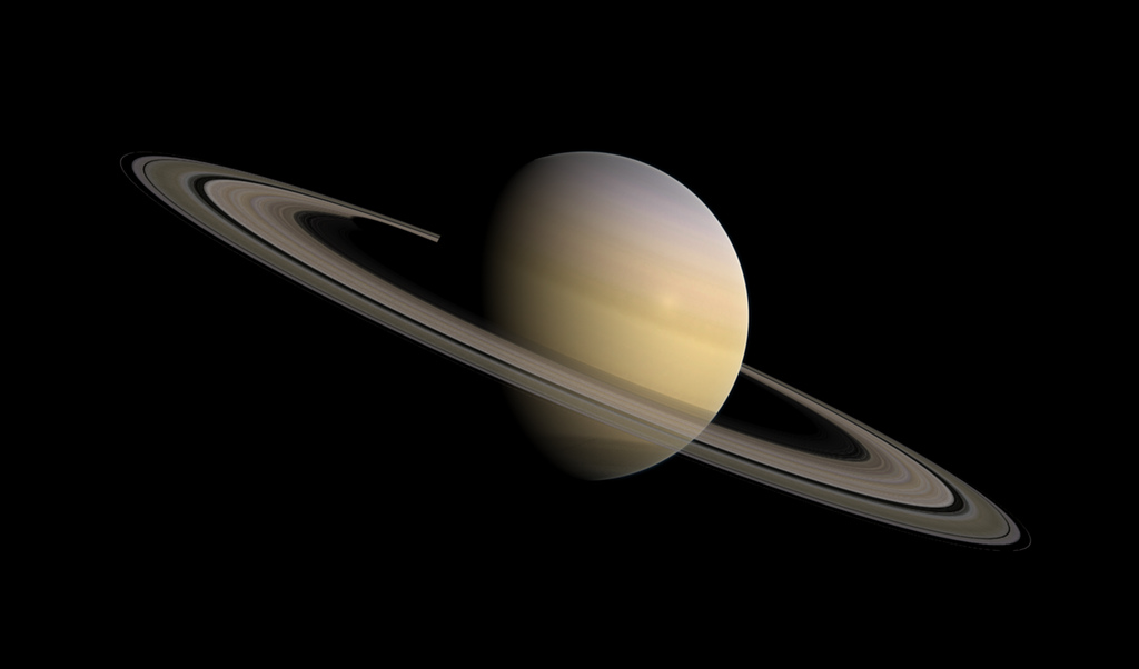 天文學家觀測到的「土星環」也是最有名的微粒電漿，當光線照到這些塵埃微粒，經散射後就會讓我們看到「土星環」。©bark@flickr.com