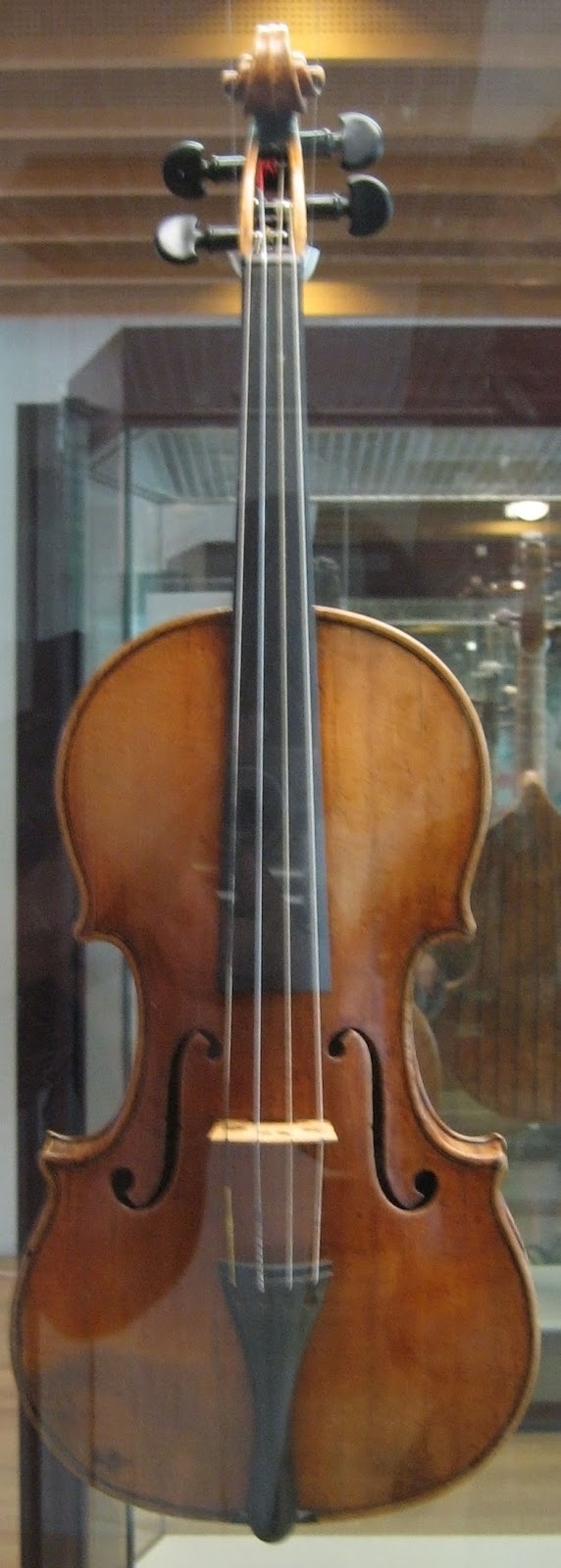 斯特拉迪瓦里在1703年製作的小提琴。 圖片來源：Wikipedia