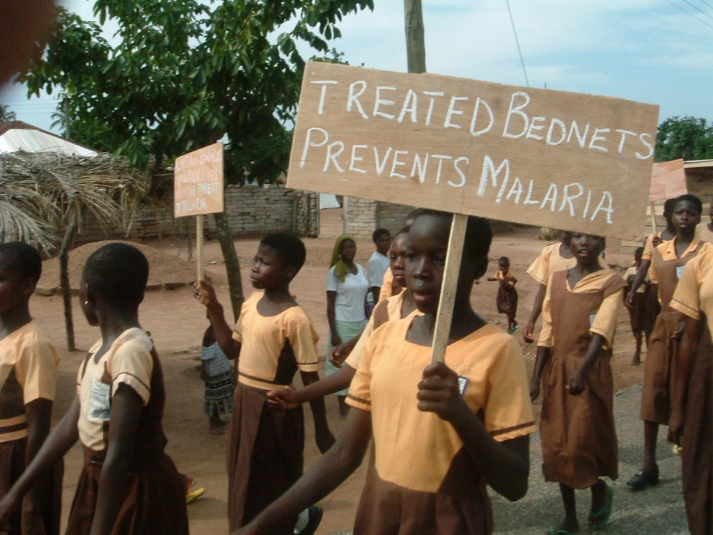 非洲防蚊大作戰。圖片來源：www.comminit.com