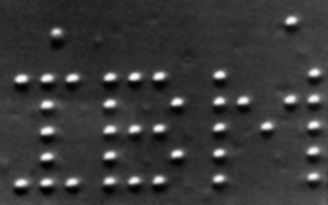 圖1、由35個氙氣原子排成的IBM字樣。(來源：維基百科)