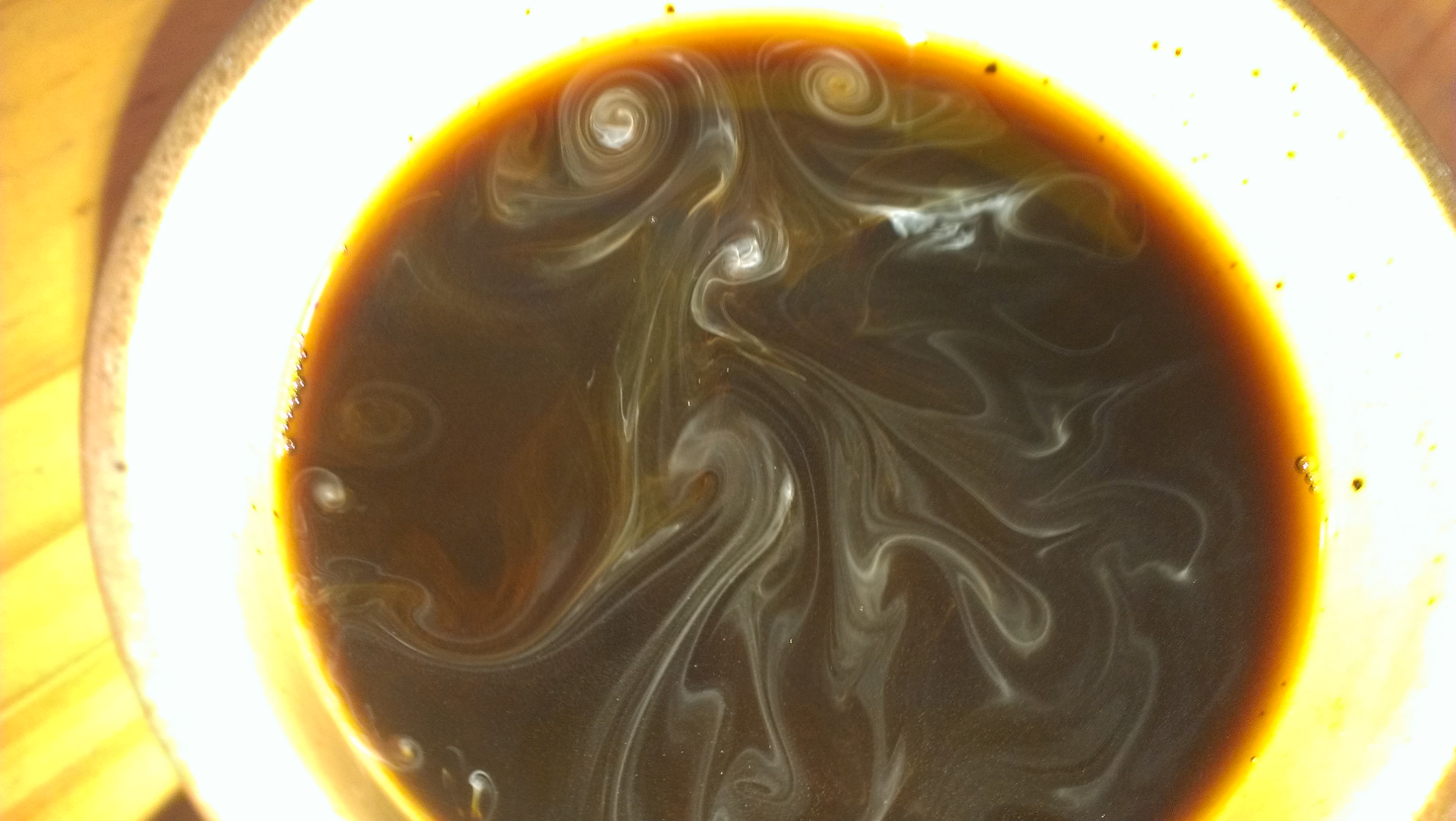 figure 2: 咖啡中牛奶形成的漩渦 （photo credit: Wikipedia, By Astrobob - Own work, CC BY-SA 4.0）
