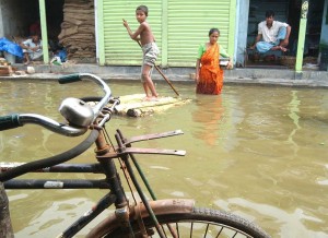 HOCHWASSER, UEBERSCHWEMMUNG, REGEN, FLUSS, UEBERFLUTUNG