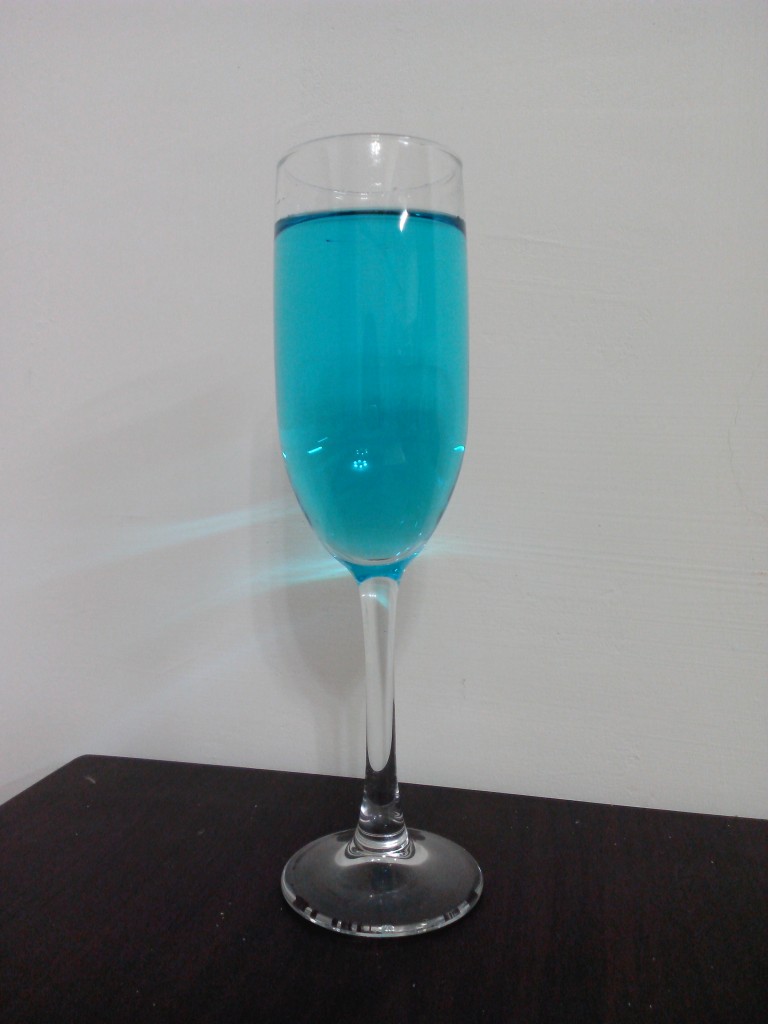 圖四 甲基藍染色的藍色的氣泡飲料。(本文作者江岱珈攝)