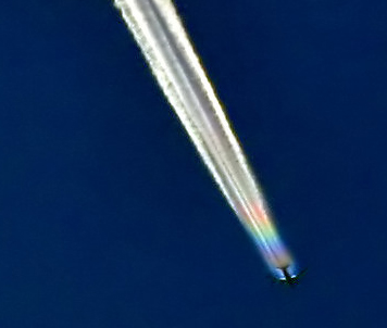 Iridescent_contrail